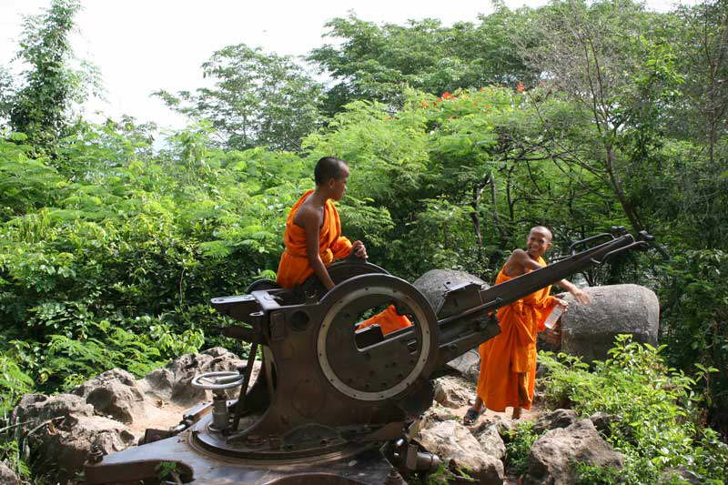 Luang Prabang - Novizen auf altem Flugabwehrgeschtz