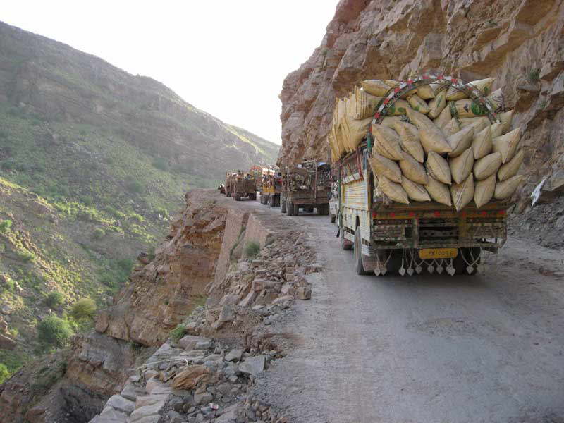 Lkw-Stau auf Passstrae